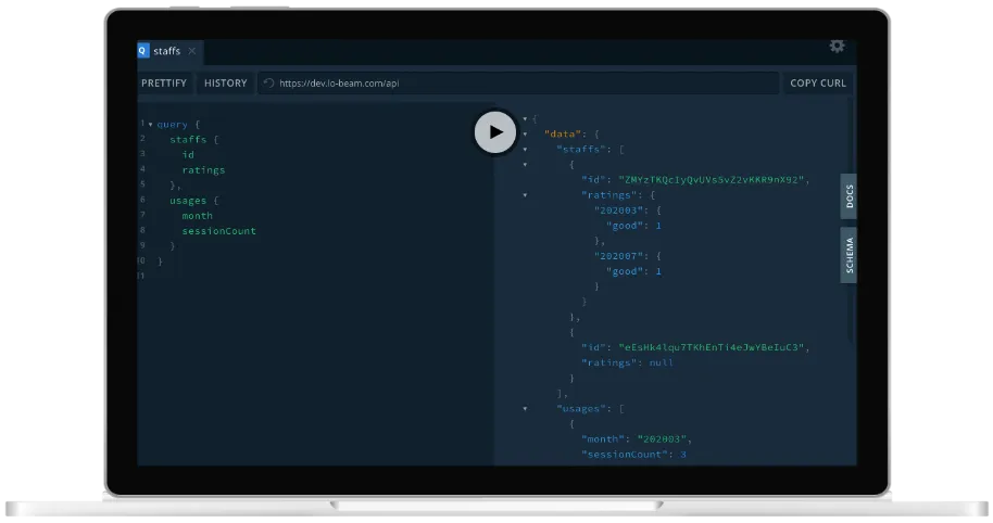 API のレスポンスを表示したノートパソコン
