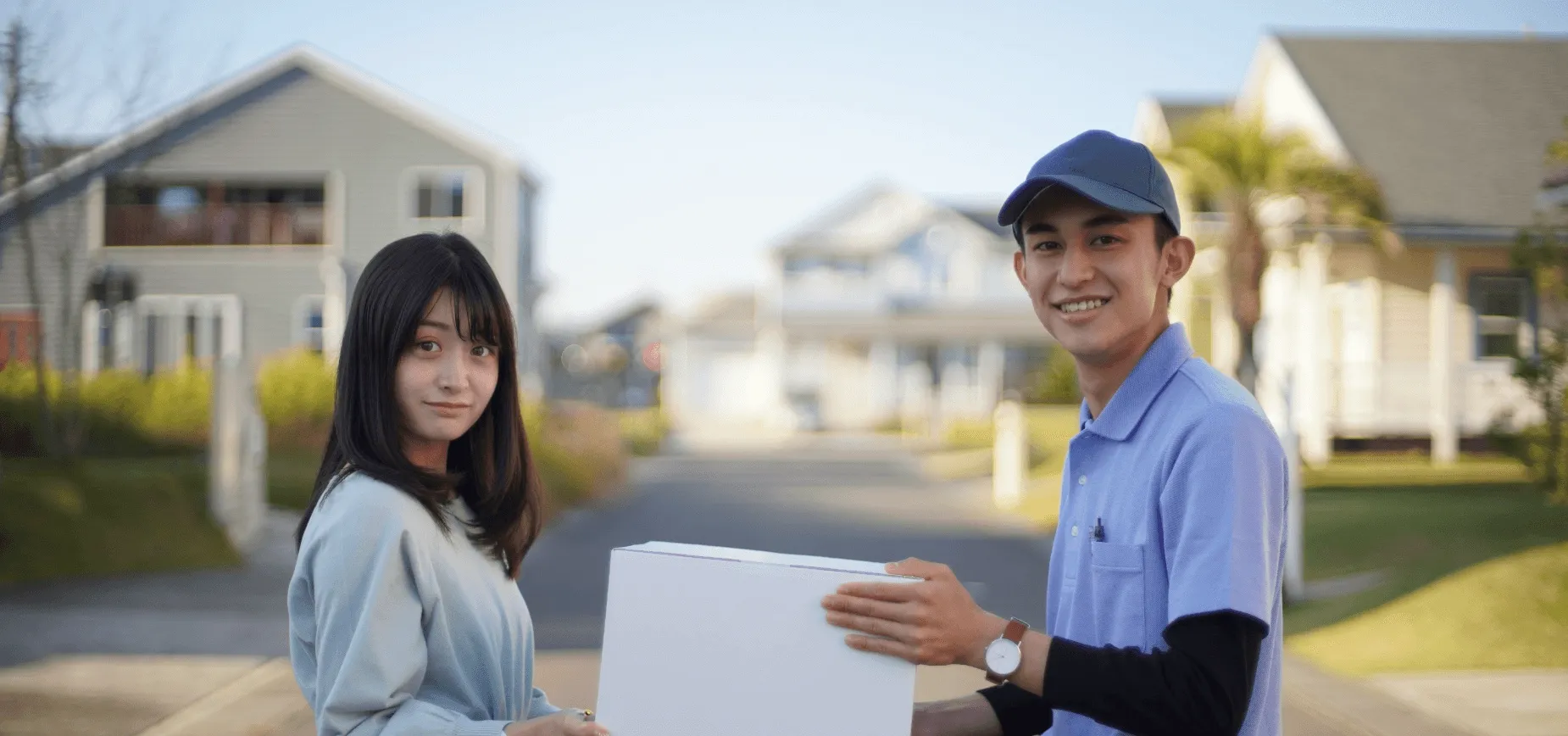 荷物を受け取る顧客と配達スタッフ