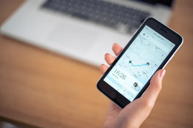 スマートフォンで到着予定を確認する手元