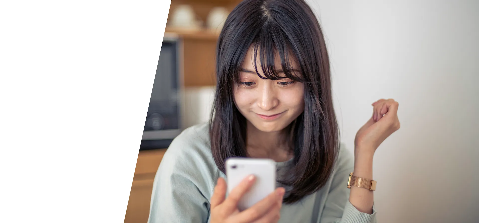 スマートフォンで到着予定を確認して安心する顧客